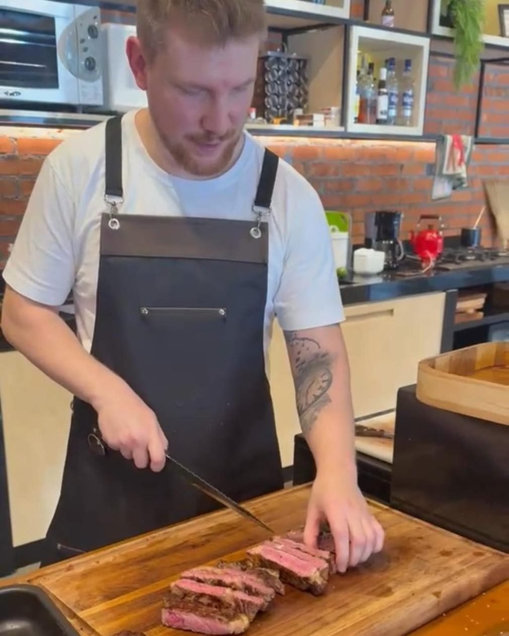 Túlio Mazzarotto cortando carne